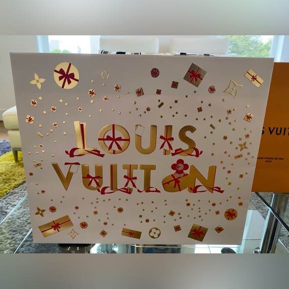 Authentic LV Paper Shopping Bag

Measurements 15.5”x 13.5” x 6.25” - Picture 3 of 12